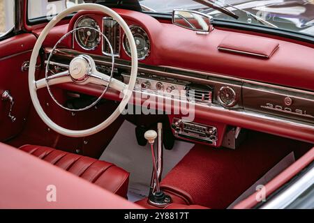 Innenraum und Armaturenbrett des klassischen Mercedes 300 SL. Concours of Elegance 2024, Hampton Court Palace, London, Großbritannien Stockfoto