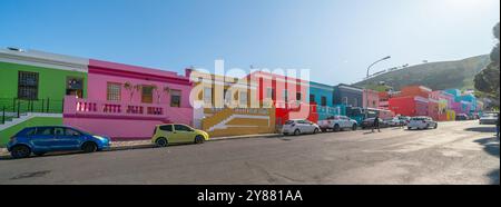 Kapstadt, Südafrika - 31. August 2022: Bo-Kaap, eine Gegend in Kapstadt, die früher als Malay Quarter bekannt ist und für ihre bunten Häuser bekannt ist Stockfoto