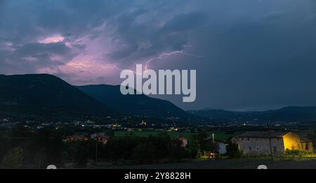 Panoramablick über die italienischen Alpen in der Nähe der kleinen Stadt Caprino Veronese, Norditalien Stockfoto