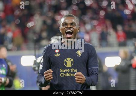 Leipzig, Deutschland. Oktober 2024. Pierre Kalulu von Juventus reagiert auf das UEFA Champions League-Spiel zwischen RB Leipzig und Juventus in der Red Bull Arena. Endpunktzahl; RB Leipzig 2 : 3 Juventus. (Foto: Grzegorz Wajda/SOPA Images/SIPA USA) Credit: SIPA USA/Alamy Live News Stockfoto