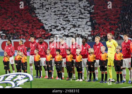 Leipzig, Deutschland. Oktober 2024. Spieler des RB Leipzig wurden während des UEFA Champions League-Spiels zwischen RB Leipzig und Juventus in der Red Bull Arena im Einsatz gesehen. Endpunktzahl; RB Leipzig 2 : 3 Juventus. (Foto: Grzegorz Wajda/SOPA Images/SIPA USA) Credit: SIPA USA/Alamy Live News Stockfoto