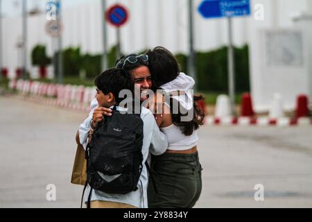 Tunis, Tunesien. Oktober 2024. Tunesier kommen am Flughafen Tunis Karthago an, nachdem sie den Libanon verlassen haben. Ausländische Staatsangehörige flohen am Donnerstag aus dem Libanon, als Regierungen weltweit ihre Bürger nach der Verschärfung des israelischen Bombenanschlags auf die Hauptstadt Beirut zum Ausstieg drängten. Die tunesischen Behörden konnten einige ihrer Bürger aus dem Libanon evakuieren, trotz einiger Verzögerungen im Chaos, das durch die Eskalation der israelischen Militäroffensive im Land verursacht wurde Stockfoto