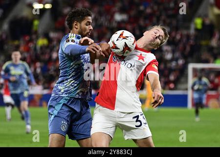 Prag, Tschechische Republik. Oktober 2024. L-R Devyne Rensch (Ajax) und Ondrej Zmrzly (Slavia) im Spiel der 2. Runde der Football Europa League SK Slavia Prag gegen Ajax Amsterdam in Prag, Tschechische Republik, 3. Oktober 2024. Quelle: Ondrej Deml/CTK Photo/Alamy Live News Stockfoto