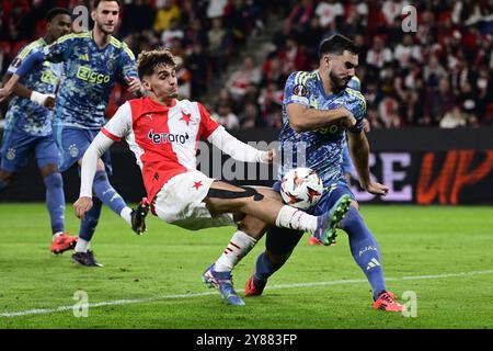 Prag, Tschechische Republik. Oktober 2024. L-R Mojmir Chytil (Slavia) und Josip Sutalo (Ajax) im Spiel der 2. Runde der Football Europa League SK Slavia Prag gegen Ajax Amsterdam in Prag, Tschechische Republik, 3. Oktober 2024. Quelle: Ondrej Deml/CTK Photo/Alamy Live News Stockfoto