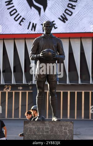 Bilbao, Spanien, 3. Oktober 2024: Die Iribar-Skulptur während der Vorschau des Spiels der UEFA Europa League zwischen Athletic Club und AZ Alkmaar am 03. Oktober 2024 in Bilbao, Spanien. Quelle: Alberto Brevers / Alamy Live News. Stockfoto