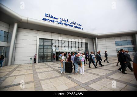 Tunis, Tunesien. Oktober 2024. Tunesier kommen am Flughafen Tunis Karthago an, nachdem sie den Libanon verlassen haben. Ausländische Staatsangehörige flohen am Donnerstag aus dem Libanon, als Regierungen weltweit ihre Bürger nach der Verschärfung des israelischen Bombenanschlags auf die Hauptstadt Beirut zum Ausstieg drängten. Die tunesischen Behörden konnten einige ihrer Bürger aus dem Libanon evakuieren, trotz einiger Verzögerungen im Chaos, das durch die Eskalation der israelischen Militäroffensive im Land verursacht wurde Stockfoto