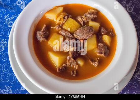 Ungarisches Gulasch in einem Restaurant Stockfoto