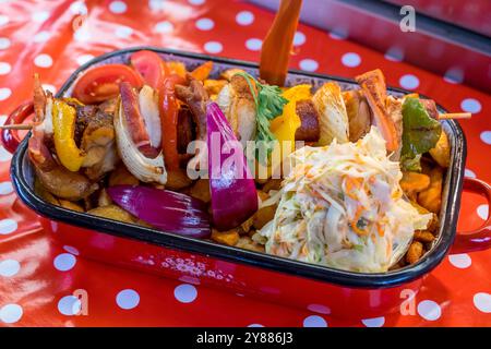 Kombinierter Teller mit Spießen, Kartoffeln und Salat Stockfoto