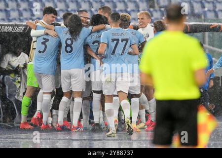 Stadio Olimpico, Rom, Italien. Oktober 2024. UEFA Europa League Football; Lazio gegen Nizza; Lazios Spieler feiern, nachdem sie in der 20. Minute das Tor für 1-0 erzielt haben. Credit: Action Plus Sports/Alamy Live News Stockfoto