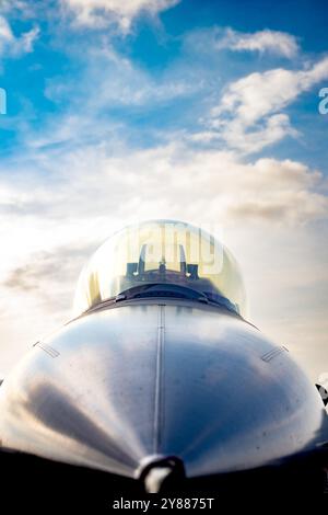 Nahaufnahme des Jet-Kampfflugzeugs auf dem Parkplatz. Flugzeug auf blauem und bewölktem Himmel Hintergrund. Konzept der Flugzeugidee. Kriegsfahrzeuge. Vertikales Foto. Stockfoto