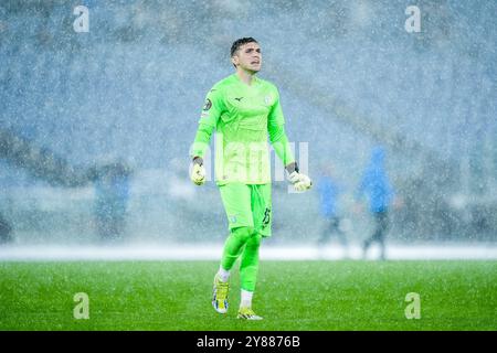 Rom, Italien. Oktober 2024. Christos Mandas von SS Lazio feiert, nachdem Taty Castellanos von SS Lazio am 3. Oktober 2024 in Rom das dritte Tor beim Spiel der UEFA Europa League 2024/25 League zwischen SS Lazio und OGC Nice erzielte Stockfoto