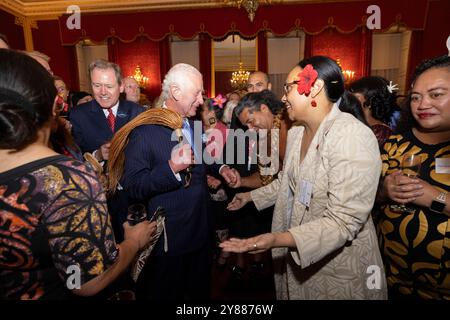 König Karl III. Reagiert, als der ehemalige samoanische Rugbyspieler Freddie Tuilagi bei einem Empfang im St. James's Palace tanzt, der die Commonwealth Diaspora feiert. Stockfoto