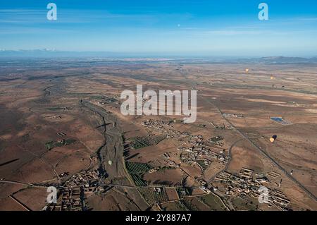 Blick aus einem Heißluftballon auf das ländliche Land rund um Marrakesch, Marokko, Nordafrika. Andere Referenzkreise sind zu sehen. Stockfoto