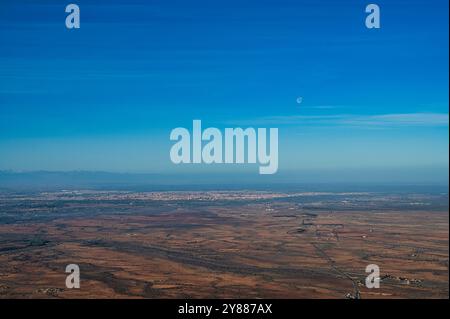 Blick aus einem Heißluftballon auf das ländliche Land rund um Marrakesch, Marokko, Nordafrika. Andere Ballons sind zu sehen, ebenso die Stadt Marrakesch Stockfoto