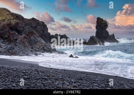 Majestätischer Black Pebble Beach mit rauschenden Wellen in Island – dramatische Küstenlandschaft mit zerklüfteten Felsformationen und stürmischem Himmel, die die Natur einfangen Stockfoto