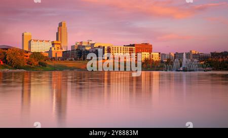 Omaha, Nebraska, USA. Stadtbild der Innenstadt von Omaha, Nebraska mit Reflexion der Skyline bei schönem Sonnenaufgang im Herbst. Stockfoto