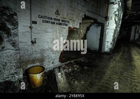 Corsham, Wiltshire, 2011 - unterirdische Bereiche des alten und stillgelegten Royal Naval Stores Depot, Copenacre. Das Gelände war zunächst eine Bath-Steinmine, die dann von der Regierung für den Zweiten Weltkrieg übernommen wurde. Der unterirdische Abschnitt wurde von 1940 bis 1996 vom Militär betrieben, während die Büros im Erdgeschoss bis 2009 weiter genutzt wurden. Die Einrichtungen waren Teil des Royal Naval Supply and Transport Service und beschäftigten mehr als 700 Menschen für mehr als 50 Jahre in Wiltshire. Es grenzte an das RAF Rudloe Manor, das seit der Freigabe geheimer Akten als Großbritanniens „Area 51“ bekannt war Stockfoto