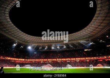 Bilbao, Spanien. Oktober 2024. BILBAO, SPANIEN - 3. OKTOBER: Weitwinkelblick in das Stadion vor dem Spiel der UEFA Europa League 2024/25 League Phase MD2 zwischen Athletic Club und AZ am 3. Oktober 2024 im Estadio de San Mamés in Bilbao, Spanien. (Foto von Ed van de Pol/Orange Pictures) Credit: Orange Pics BV/Alamy Live News Stockfoto