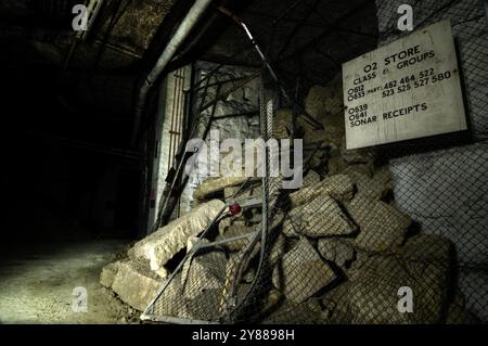 Corsham, Wiltshire, 2011 - unterirdische Bereiche des alten und stillgelegten Royal Naval Stores Depot, Copenacre. Das Gelände war zunächst eine Bath-Steinmine, die dann von der Regierung für den Zweiten Weltkrieg übernommen wurde. Der unterirdische Abschnitt wurde von 1940 bis 1996 vom Militär betrieben, während die Büros im Erdgeschoss bis 2009 weiter genutzt wurden. Die Einrichtungen waren Teil des Royal Naval Supply and Transport Service und beschäftigten mehr als 700 Menschen für mehr als 50 Jahre in Wiltshire. Es grenzte an das RAF Rudloe Manor, das seit der Freigabe geheimer Akten als Großbritanniens „Area 51“ bekannt war Stockfoto