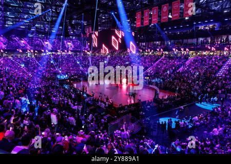 München, Deutschland. Oktober 2024. Basketball: Euroleague, FC Bayern München - Real Madrid, Hauptrunde, Spieltag 1, SAP-Garten. Eröffnungszeremonie vor Spielbeginn. Quelle: Matthias Balk/dpa/Alamy Live News Stockfoto