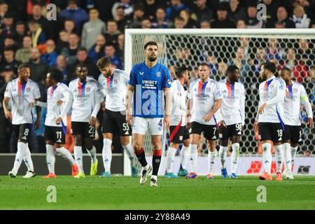 Rangers' Robin Propper (Mitte) reagiert, nachdem Lyons Alexandre Lacazette während des Spiels der UEFA Europa League im Ibrox Stadium, Glasgow, das zweite Tor des Spiels erzielte. Bilddatum: Donnerstag, 3. Oktober 2024. Stockfoto