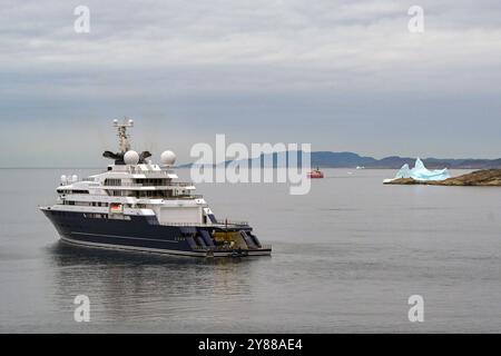 Qaqortoq, Grönland - 28. August 2024: Superyacht Octopus vor Anker in der Nähe der Stadt Qaqortoq in Südgrönland Stockfoto