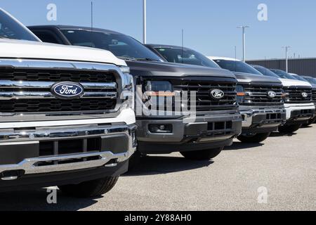 Lafayette - 2. Oktober 2024: Ford F-150 4X4 SuperCrew in einem Händlerbetrieb. Der Ford F150 ist in den Modellen XLT, Lariat, King Ranch und Limited erhältlich. Stockfoto