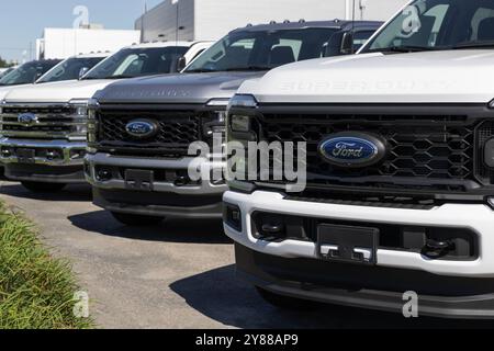 Lafayette - 2. Oktober 2024: Ford F-250 Pickup Display. Ford bietet den F250 in XL, XLT, Lariat, King Ranch, Platinum, und limitierte Modelle. Stockfoto