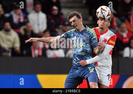 Prag, Tschechische Republik. Oktober 2024. Slavias' MOJMIR CHYTIL (13) duelliert im Eden-Stadion am 3. Oktober 2024 in Prag um den Ball mit Ajax's YOURI BAAS (L). (Kreditbild: © Slavek Ruta/ZUMA Press Wire) NUR REDAKTIONELLE VERWENDUNG! Nicht für kommerzielle ZWECKE! Stockfoto