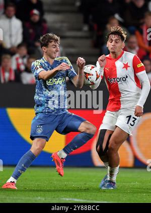 Prag, Tschechische Republik. Oktober 2024. Slavias' MOJMIR CHYTIL (13) duelliert im Eden-Stadion am 3. Oktober 2024 in Prag um den Ball mit Ajax's YOURI BAAS (L). (Kreditbild: © Slavek Ruta/ZUMA Press Wire) NUR REDAKTIONELLE VERWENDUNG! Nicht für kommerzielle ZWECKE! Stockfoto