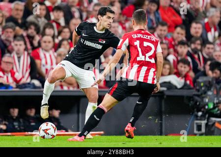 Bilbao, Spanien. Oktober 2024. BILBAO, SPANIEN - 3. OKTOBER: Alexandre Penetra von AZ Alkmaar kämpft um Besitz gegen Gorka Guruzeta von Athletic Club während des UEFA Europa League 2024/25 League Phase MD2 Spiels zwischen Athletic Club und AZ am 3. Oktober 2024 in Bilbao, Spanien. (Foto von Ed van de Pol/Orange Pictures) Credit: Orange Pics BV/Alamy Live News Stockfoto