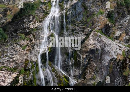 Nahaufnahme des Powerscourt Wasserfalls in Wicklow, Irland – Wasser fließt über moosbedeckte Felsen Stockfoto