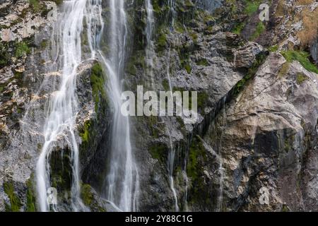 Nahaufnahme des Powerscourt Wasserfalls in Wicklow, Irland – Wasser fließt über moosbedeckte Felsen Stockfoto