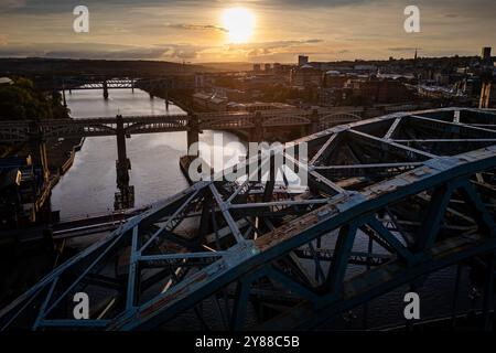Blick von oben auf die Tyne Bridge Newcastle bei Sonnenuntergang, Blick nach Osten entlang des Flusses zu den anderen Brücken Stockfoto