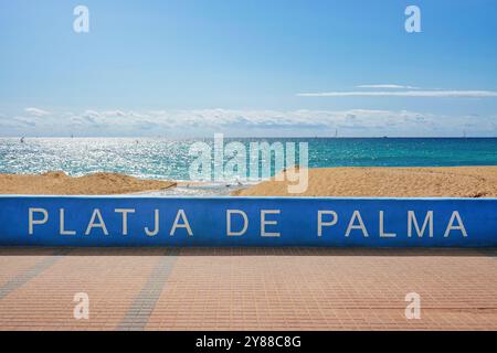 Schild Platja de Palma am Strand Playa de Palma in Palma de Mallorca, Mallorca, Spanien. Beliebtes Touristenziel auf den Balearen. Stockfoto