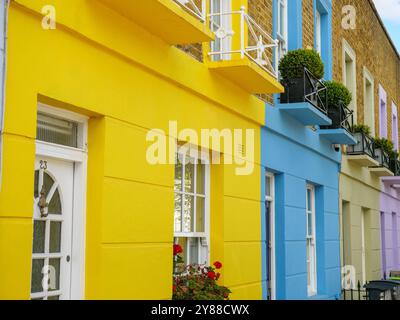 Farbenfrohe Reihenhäuser an der Hartland Road in Camden Town, London, Großbritannien Stockfoto