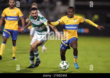 Roberto Lopes von Shamrock Rovers (links) und David Abagna von APOEL kämpfen um den Ball während des Spiels der UEFA Conference League im Tallaght Stadium in Dublin. Bilddatum: Donnerstag, 3. Oktober 2024. Stockfoto