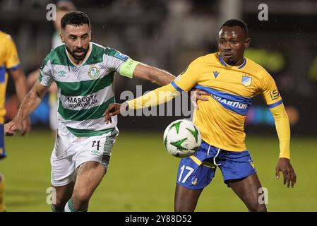 Roberto Lopes von Shamrock Rovers (links) und David Abagna von APOEL kämpfen um den Ball während des Spiels der UEFA Conference League im Tallaght Stadium in Dublin. Bilddatum: Donnerstag, 3. Oktober 2024. Stockfoto