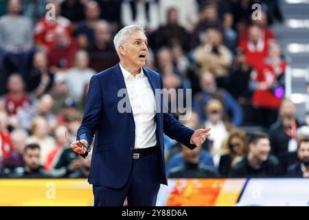 München, Deutschland. Oktober 2024. Basketball: Euroleague, FC Bayern München - Real Madrid, Hauptrunde, Spieltag 1, SAP-Garten. Trainer Gordon Herbert von Bayern München steht am Rande. Quelle: Matthias Balk/dpa/Alamy Live News Stockfoto