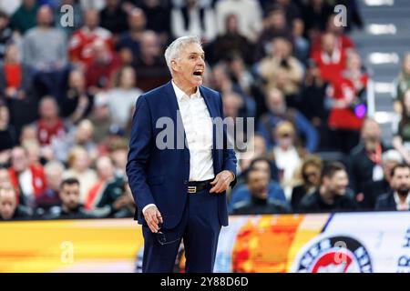 München, Deutschland. Oktober 2024. Basketball: Euroleague, FC Bayern München - Real Madrid, Hauptrunde, Spieltag 1, SAP-Garten. Trainer Gordon Herbert von Bayern München steht am Rande. Quelle: Matthias Balk/dpa/Alamy Live News Stockfoto