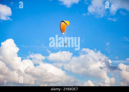 Leute, die über die wunderschönen Berge des Departements Antioquia in Kolumbien fliegen. Tandem-Gleitschirmfliegen. Extreme Sport-Konzept. Stockfoto