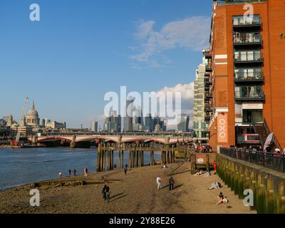 Die Themse ist bei Ebbe mit der Blackfriars Bridge und der City of London im Hintergrund, Großbritannien Stockfoto