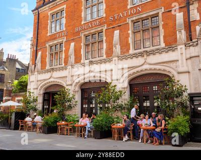 Sitzplätze auf dem Gehweg vor dem Chiltern Firehouse Restaurant und Bar, Chiltern Street, Marylebone, London, Großbritannien Stockfoto