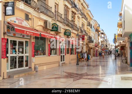 Einkaufsstraße mit kleinen Geschäften, Restaurants und Bars im Viertel La Carihuela von Torremolinos in Spanien. Stockfoto