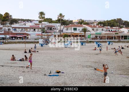 Kleiner ruhiger Badeort von Punta Prima im äußersten Südosten von Menorca. Stockfoto