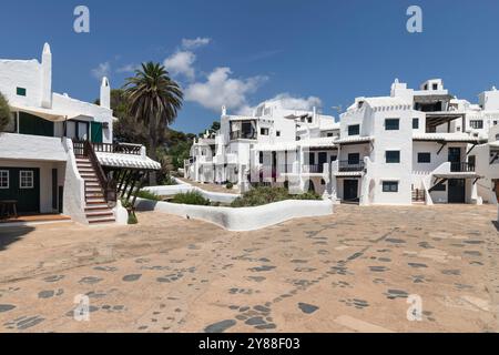 Weiße Häuser im malerischen Küstendorf Binibequer vell auf der spanischen Insel Menorca. Stockfoto