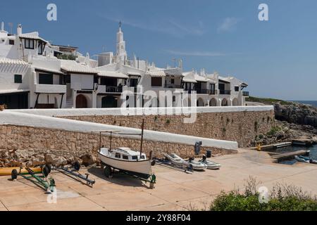 Weiße Häuser vor dem Meer im malerischen Küstendorf Binibequer Vell auf der spanischen Insel Menorca. Stockfoto