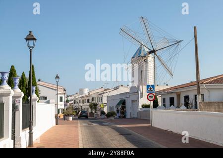 Straße mit Mühle im Zentrum der Stadt Sant Lluis auf Menorca in Spanien. Stockfoto