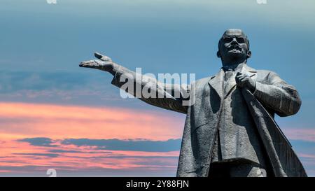 OSH, Kirgisistan - 19. Mai 2022: Die Statue von Wladimir Lenin steht hoch in der Stadt Osh, Kirgisistan. Lenin, ein revolutionärer russischer Führer, symbolisiert die Regie Stockfoto