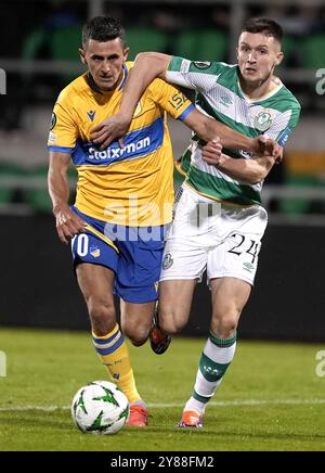 Shamrock Rovers’ Johnny Kenny (rechts) und APOEL’s Georgi Kostadinov kämpfen um den Ball während des Spiels der UEFA Conference League im Tallaght Stadium in Dublin. Bilddatum: Donnerstag, 3. Oktober 2024. Stockfoto